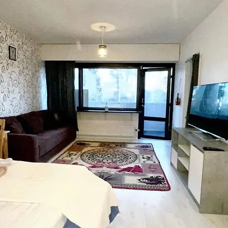 Charming In 42 M² With Pool View Apartman